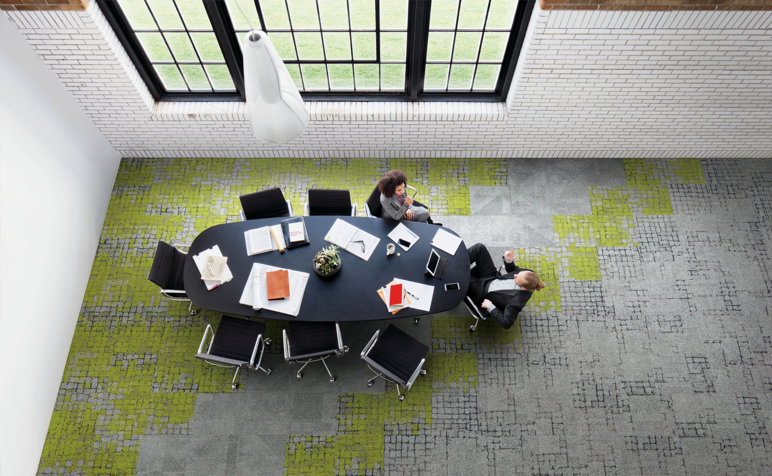 Interface Kerbstone, Moss, Moss in Stone, Paver, and Sett in Stone carpet tile in overhead view of meeting area with two people convsersating afbeeldingnummer 3